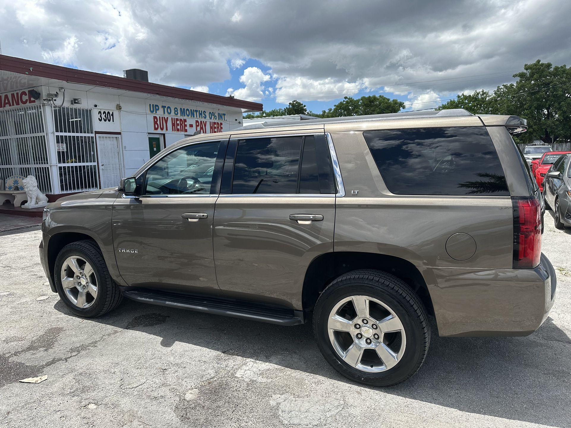 used 2016 CHEVROLET TAHOE - front view 3